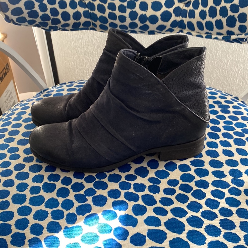 Miz mooz very dark blue soft leather ankle boots size 39 (8-9) worn 2x